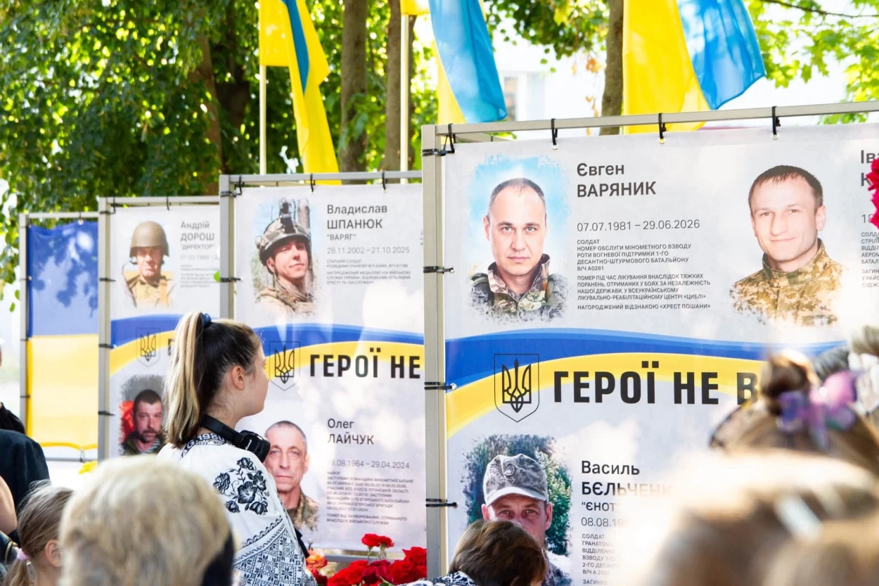 У Переяславі відкрили нові портрети на Алеї Героїв до Дня пам'яті захисників України
