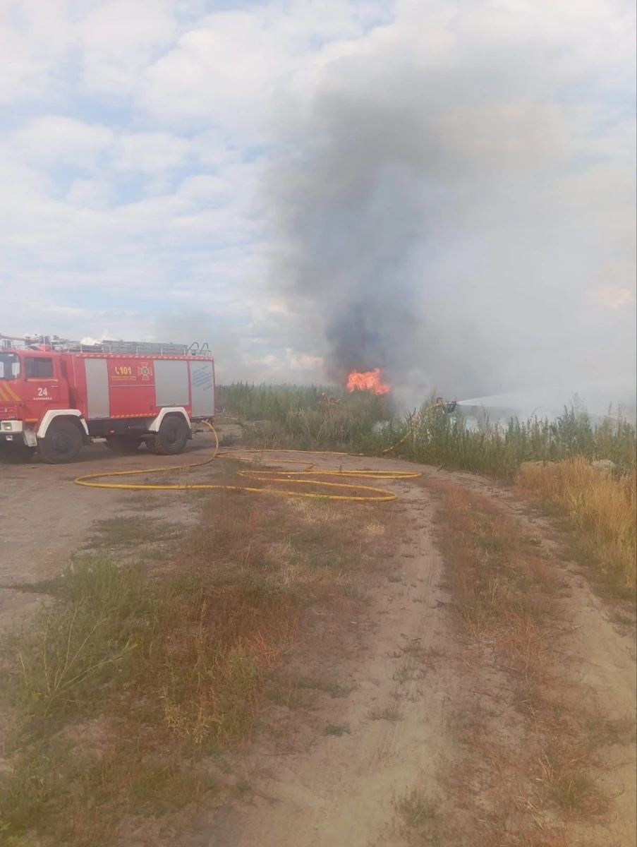 У селі Студениківської громади другий день гасять займання сухостою поблизу торфовища