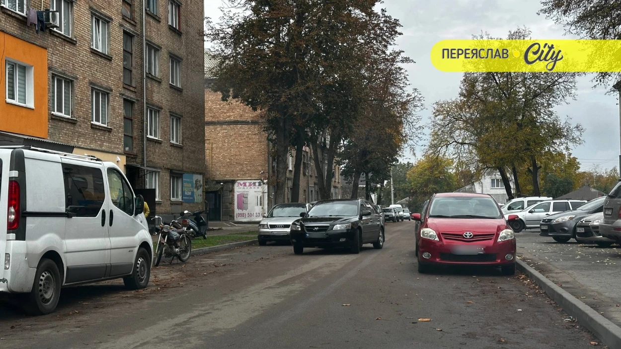 Затори  і ДТП через вузьку дорогу та паркування на вулицях Переяслава 