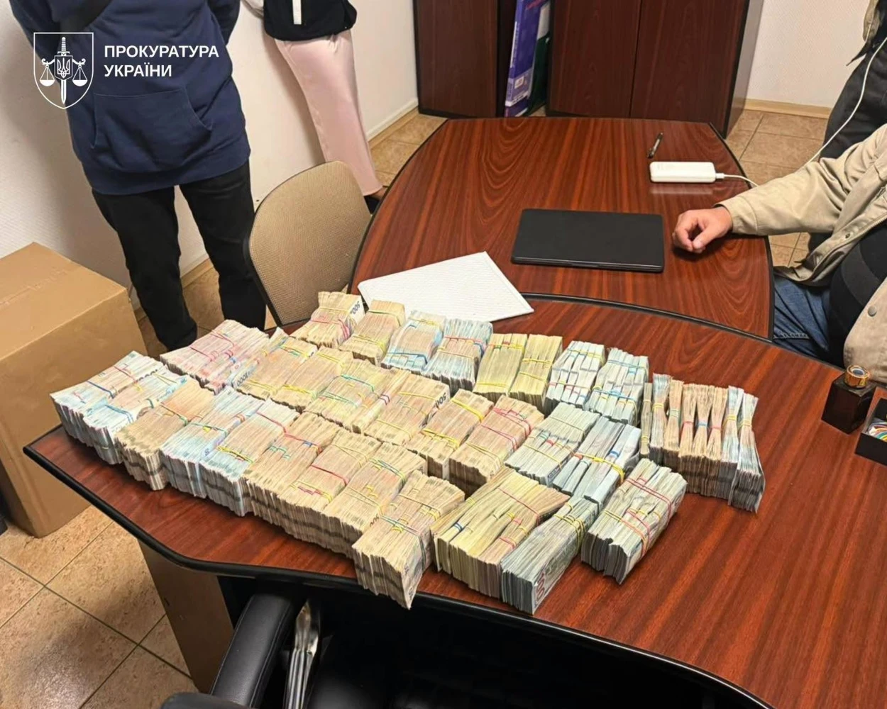 Прокуратура і БЕБ викрили злочинну організацію: щомісяця через нього проходило 500 млн грн