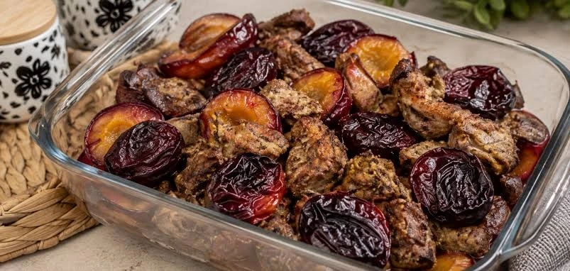 Куряча печінка зі сливами 