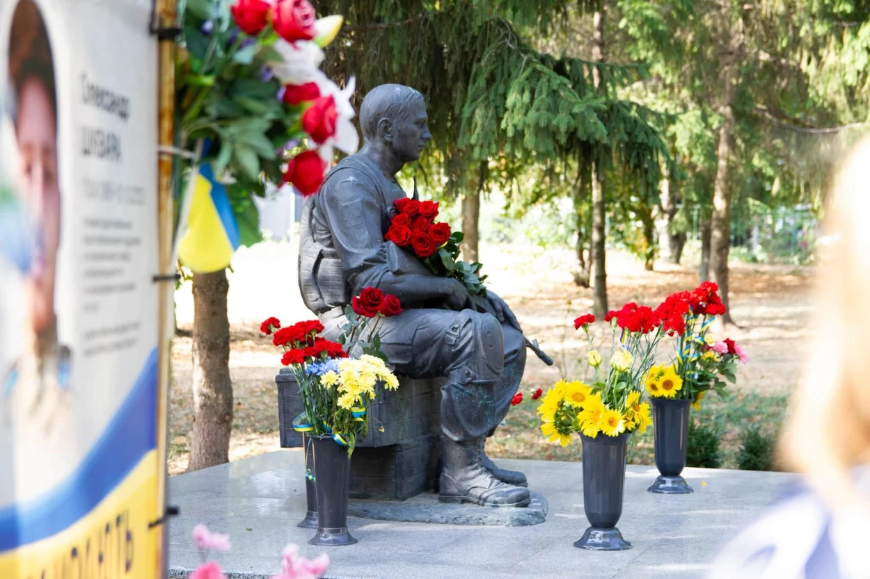 У Переяславі відкрили нові портрети на Алеї Героїв до Дня пам'яті захисників України
