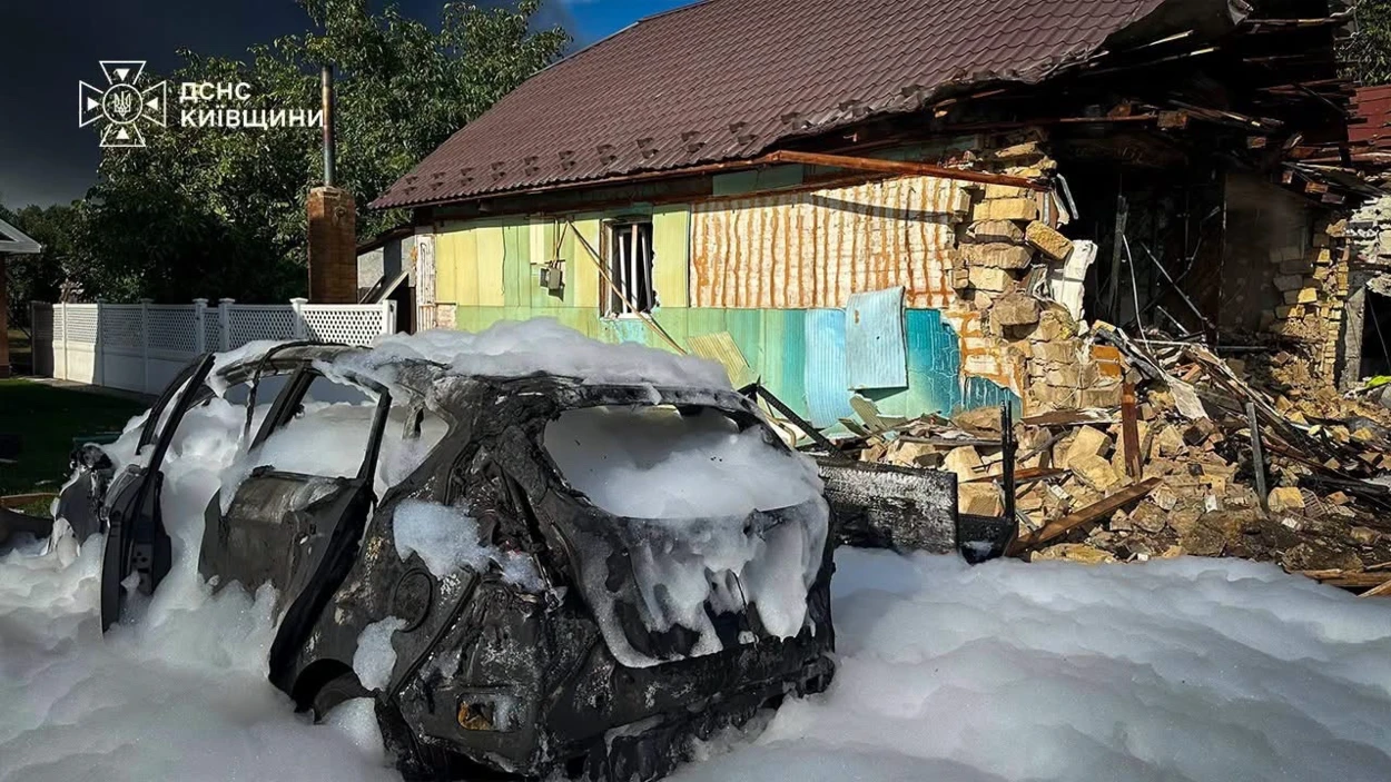 На Бориспільщині внаслідок атаки травмовано людей, горять склади, зруйновані будинки