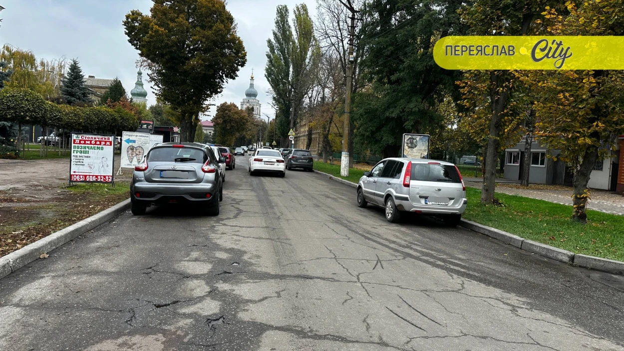 Затори  і ДТП через вузьку дорогу та паркування на вулицях Переяслава 