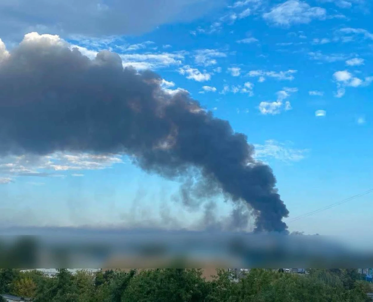 На Бориспільщині внаслідок атаки травмовано людей, горять склади, зруйновані будинки