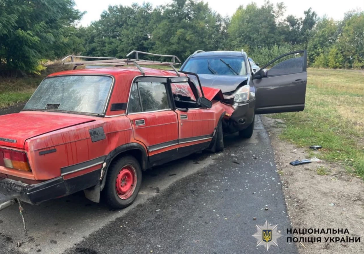 У Переяславі на трасі біля світлофора сталося ДТП, один автомобіль від удару злетів у кювет