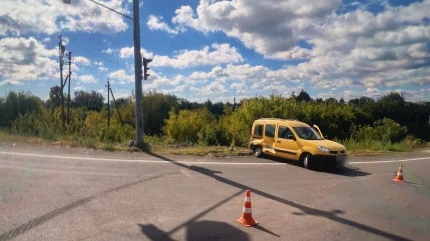 У Переяславі на трасі біля світлофора сталося ДТП, один автомобіль від удару злетів у кювет