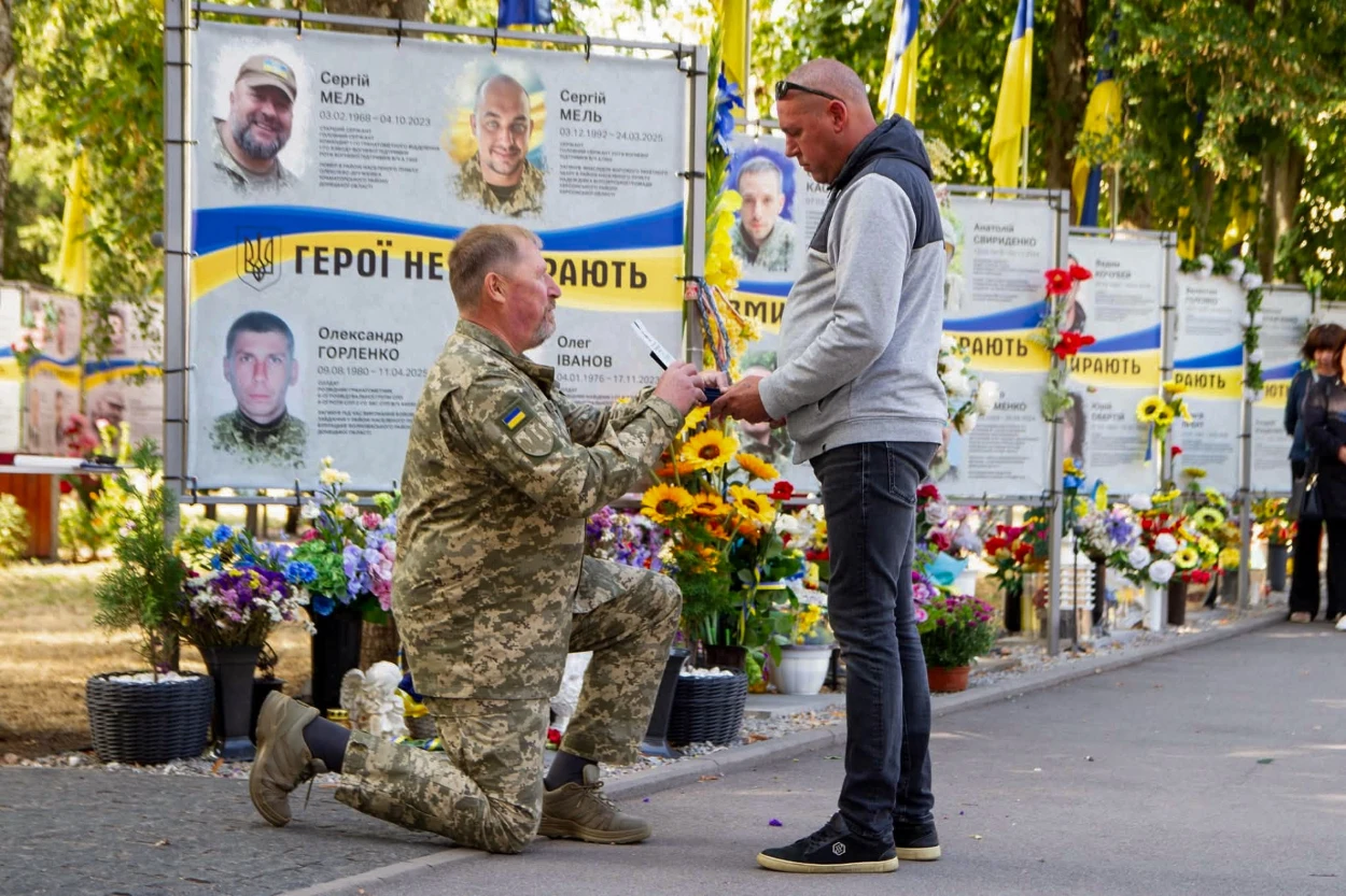 У Переяславі відкрили нові портрети на Алеї Героїв до Дня пам'яті захисників України