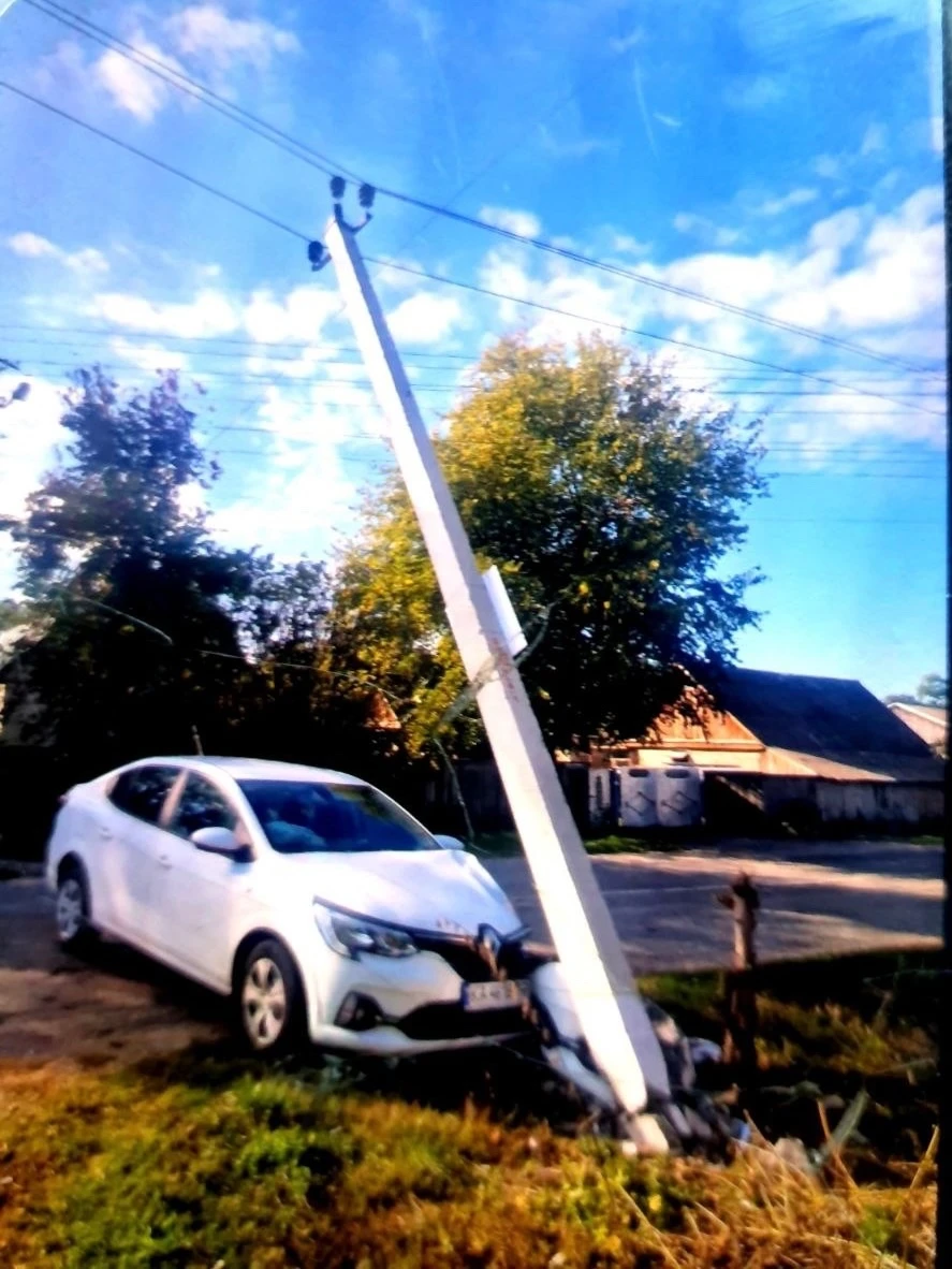 На Переяславщині автомобіль вʼїхав у електроопору, чоловік помер на власному подвірʼї: хроніка