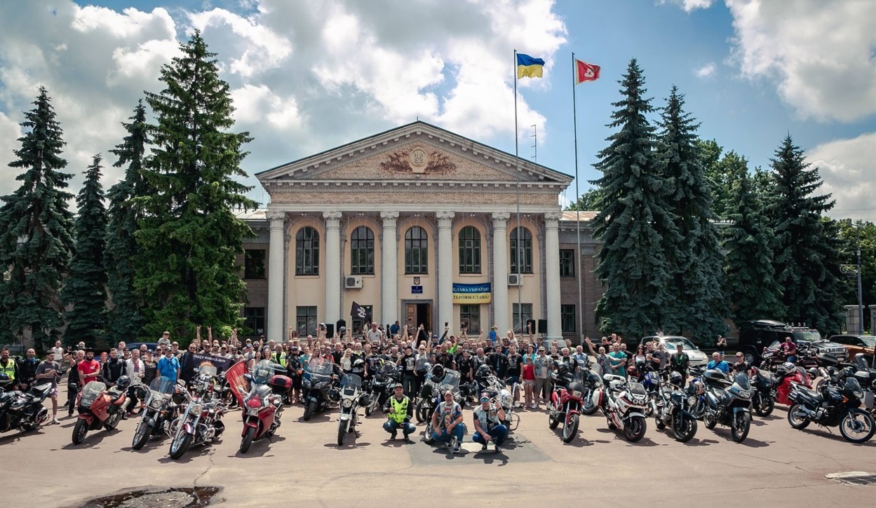Сотні байкерів задали драйву на центральній площі міста