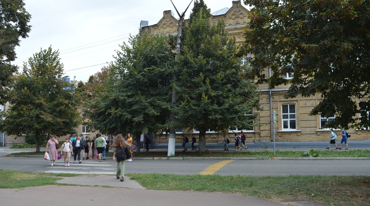 Учні гімназії № 2 повертаються з укриттів після відбою тривоги