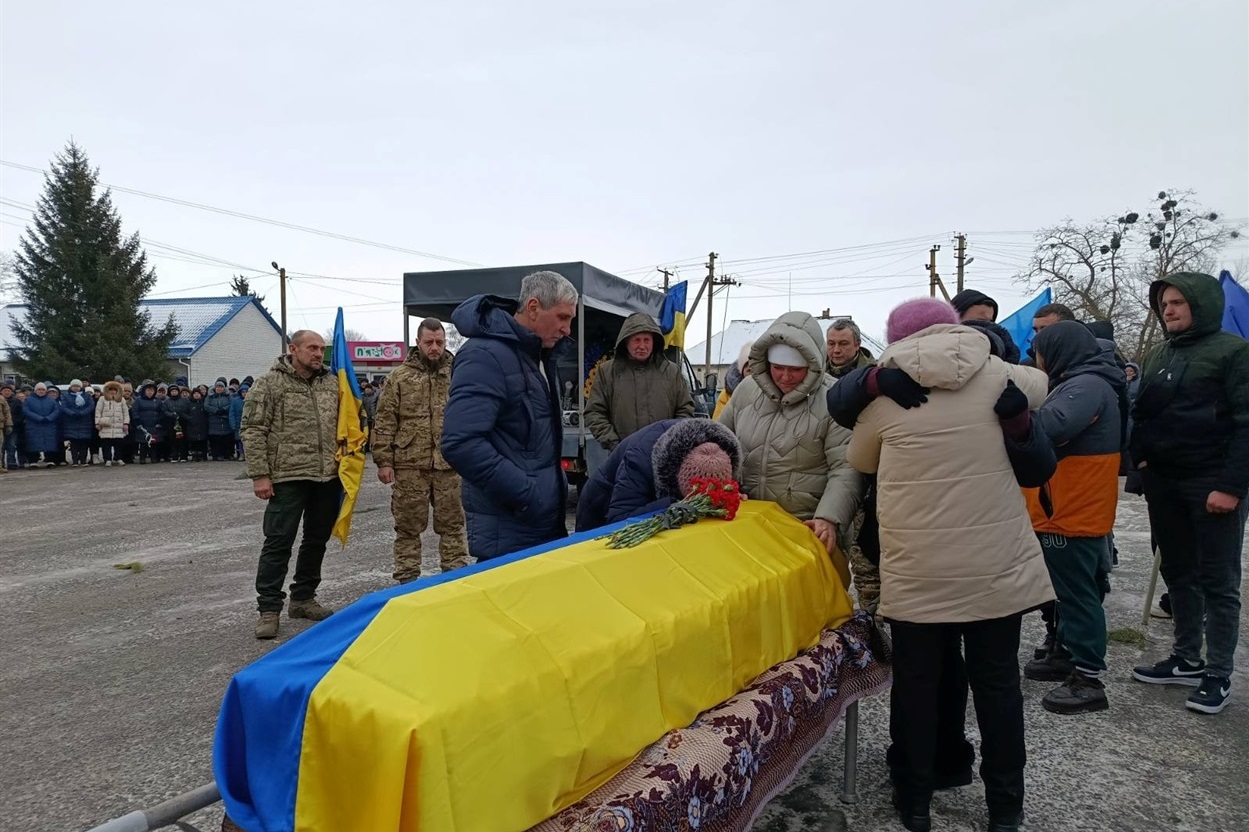 "Розумів машину навіть за звуком мотора": у Леляках попрощалися із Героєм Федором Гузеватим