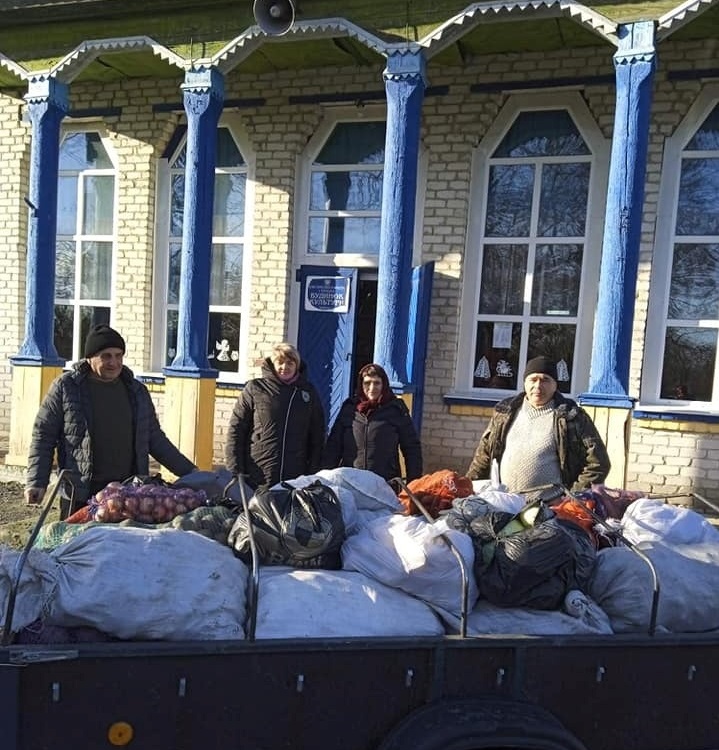 Вовчківчани зібрали для захисників трохи овочів та інших продуктів