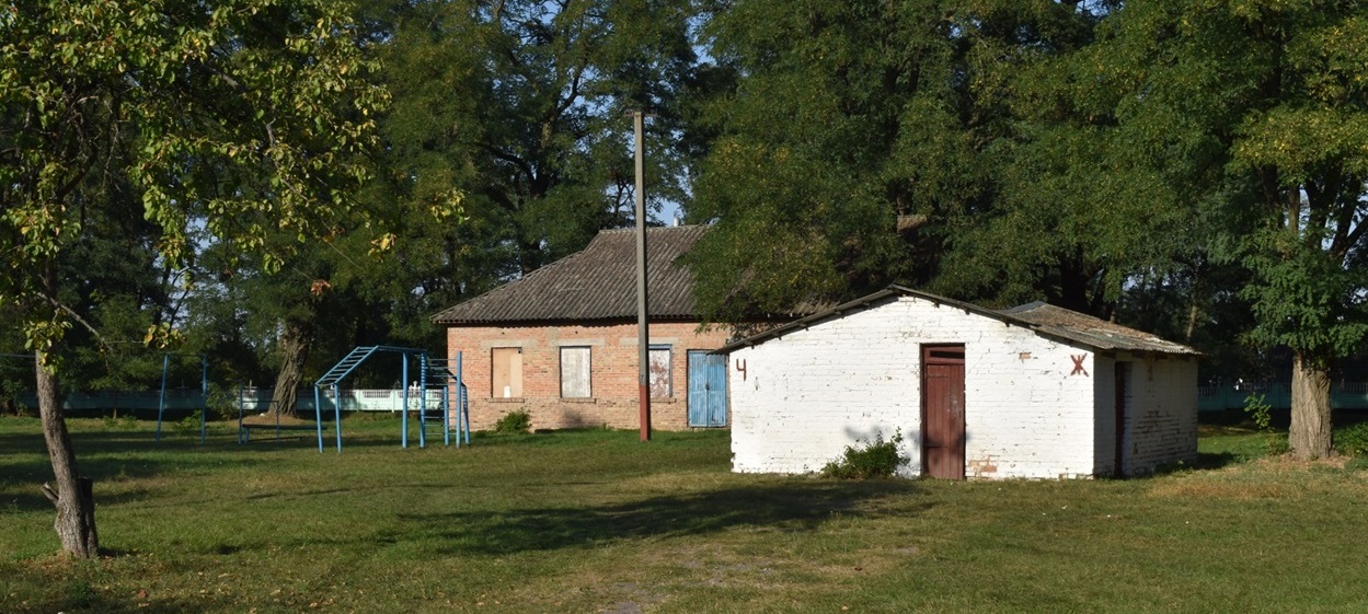 Господарські будівлі на території гімназії 