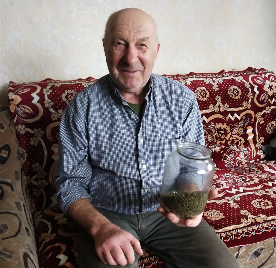 Олексій Лихота робить власний чай з листя плодових дерев 