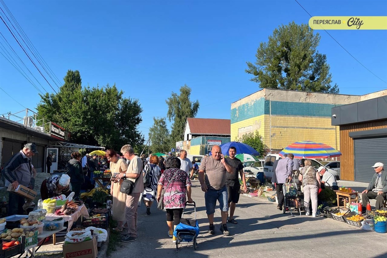 У Переяславі на базарі почали продавати місцеві кавуни по 22 гривні, кукурудзу й дивні огірки