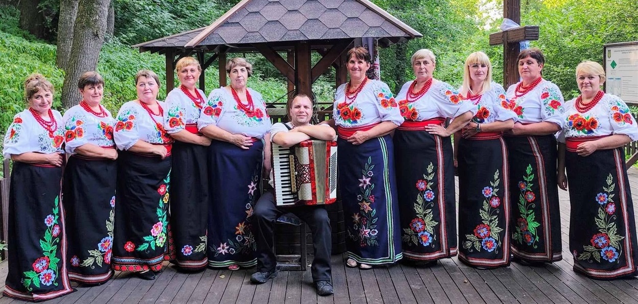 Самодіяльний аматорський колектив української пісні "Злагода" вітає усіх з Днем вишиванки!