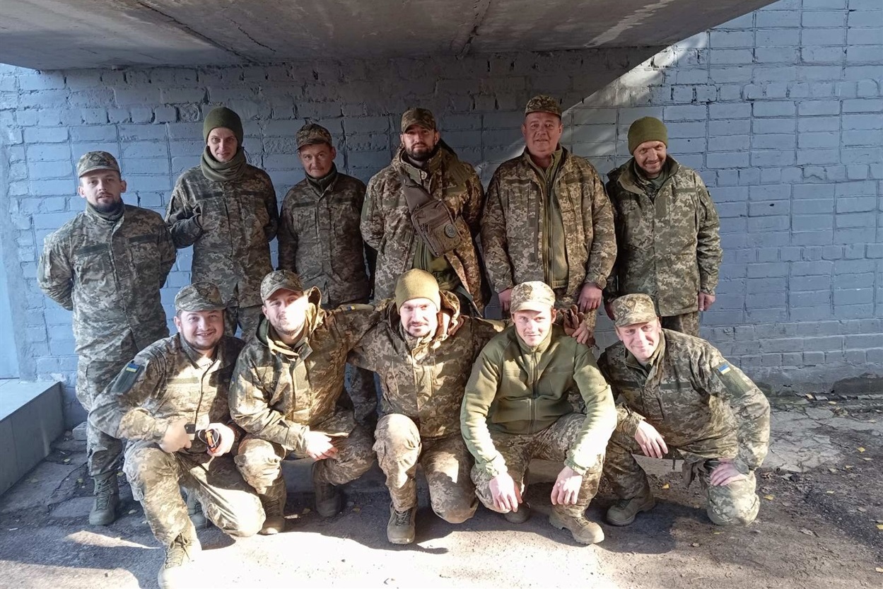 Володимир Соболь разом із побратимами (у верхньому ряду, другий праворуч)