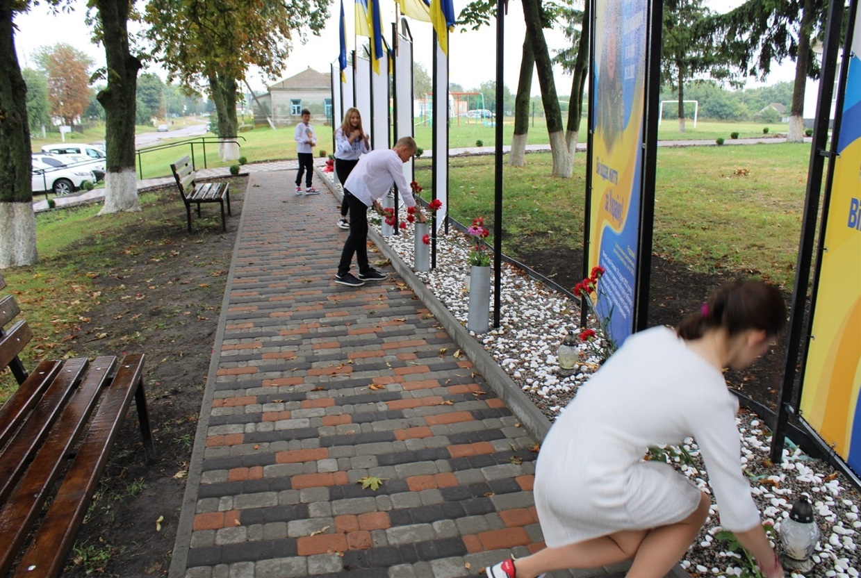 Біля Алеї Героїв