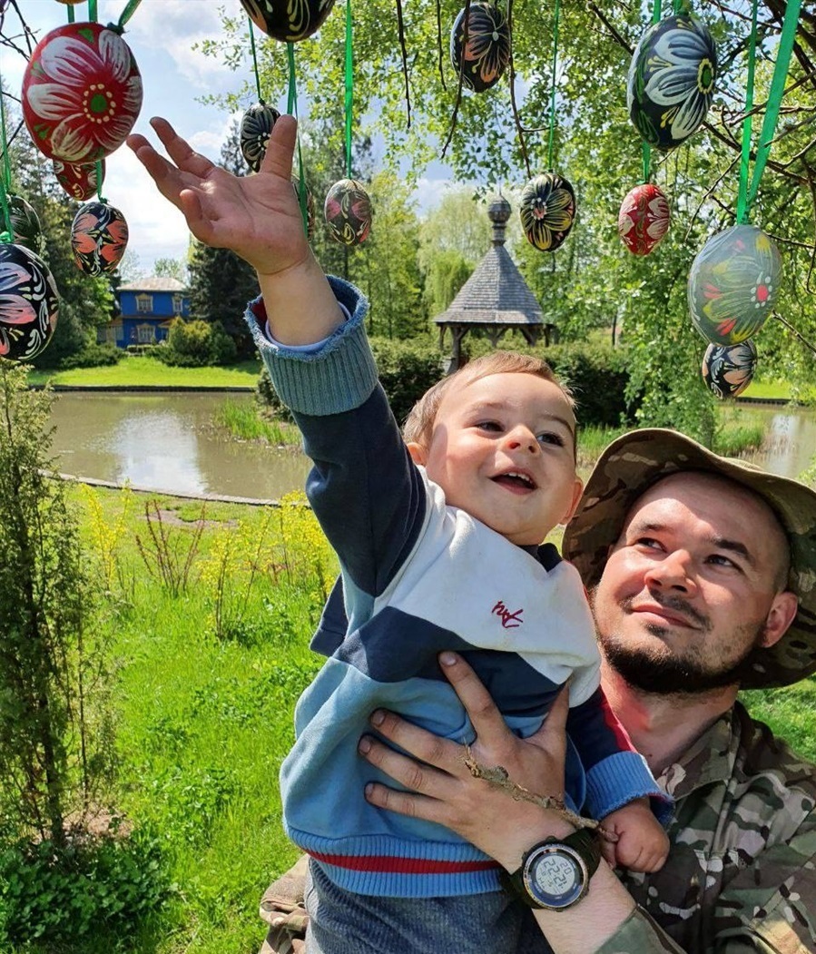 Олексій Іванов і синочокм Льовчиком у переяславському музеї просто неба. Травень 2022 року 