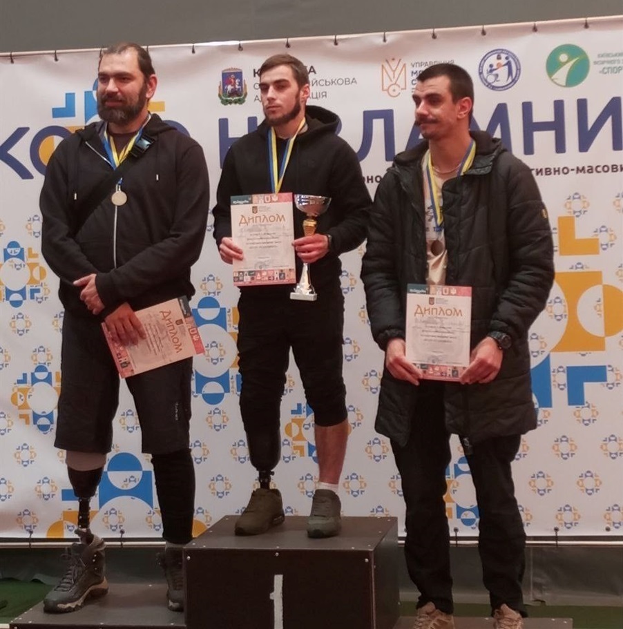 Артем Лук'яненко з кубком у руках (посередині)