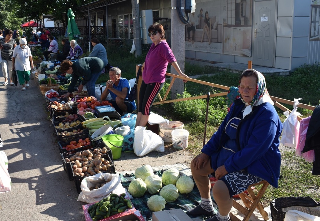Овочеві ряди майорять різними кольорами