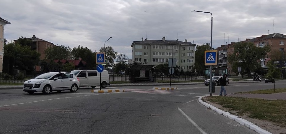 Пішохідний перехід з "острівцем безпеки" на вулиці Богдана Хмельницького (Борисоглібська площа)