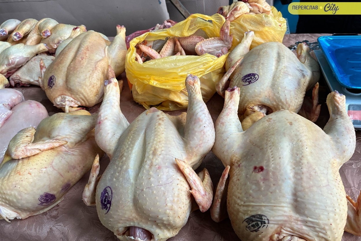 На базарі у Переяславі почали продавати розсаду огірків – по 25 гривень за рослину