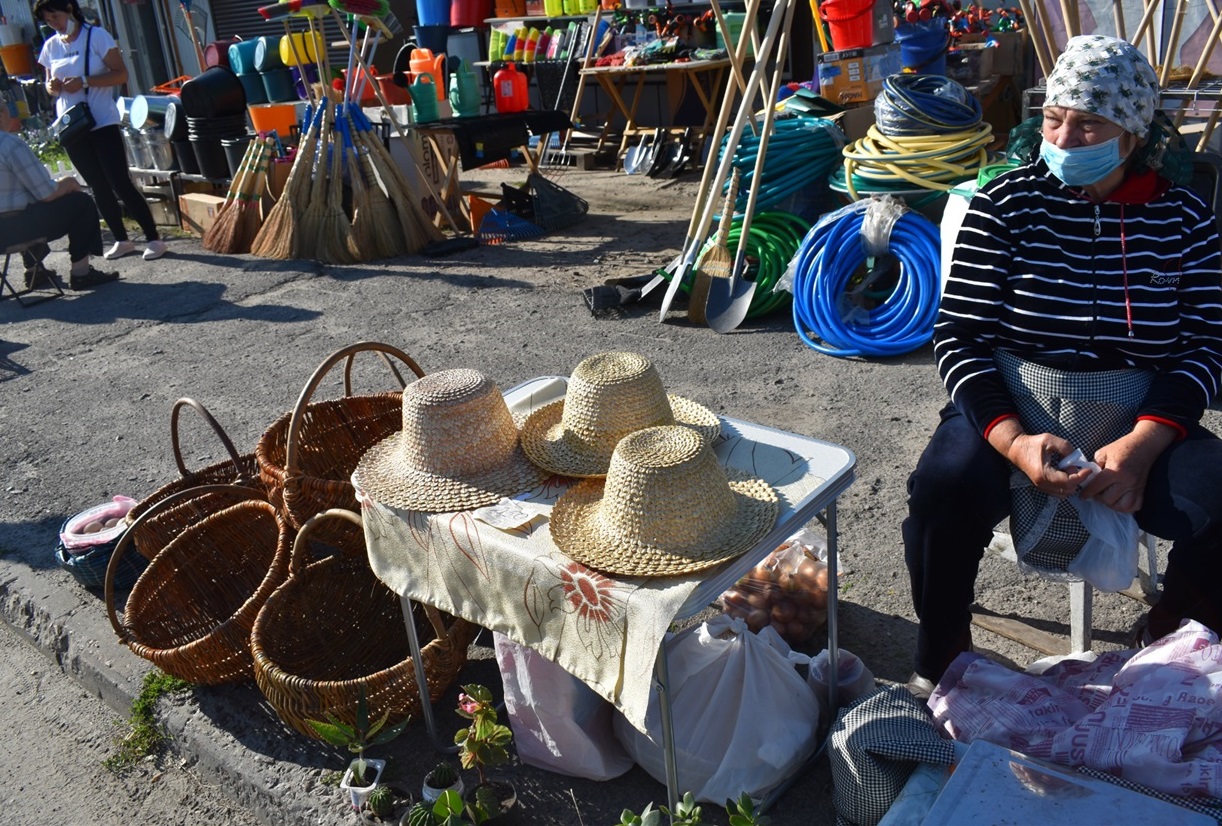 Світлана Лихота продає брилі та корзини, вироблені її чоловіком