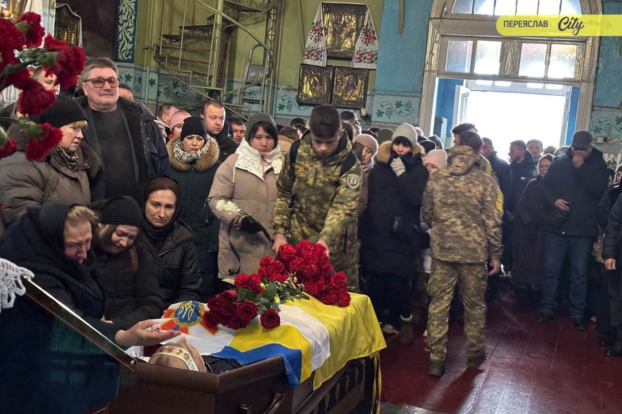 Прощання з рятувальником служби ДСНС Олександром Зібровим, який зазнав смертельних ран від повторного удару російського шахеда під час виконання обов'язків.  Переяслав, 28 січня 2026 р.