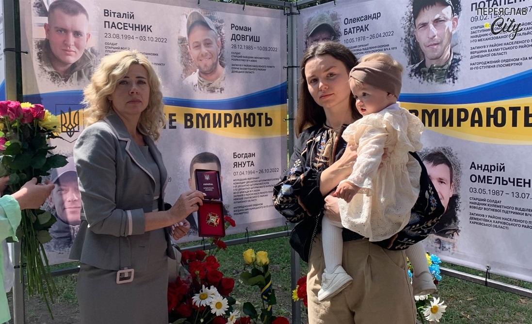 Мама Тетяна, дружина Антоніна та донька Поліна отримали посмертну нагороду Богдана Янути
