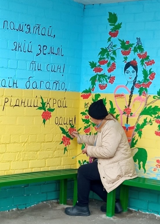 У Строкові місцеві жителі перетворили стару автобусну зупинку на яскравий артоб’єкт