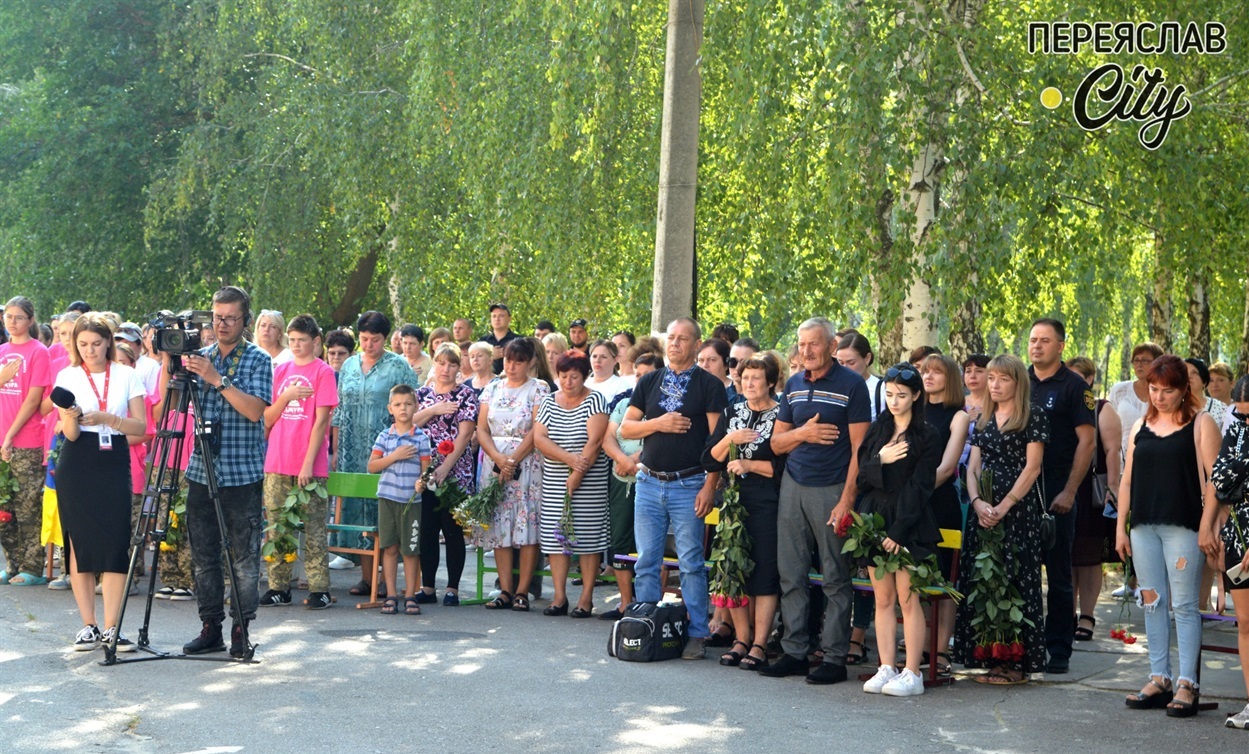 На відкриття меморіальних дощок прийшло чимало односельців