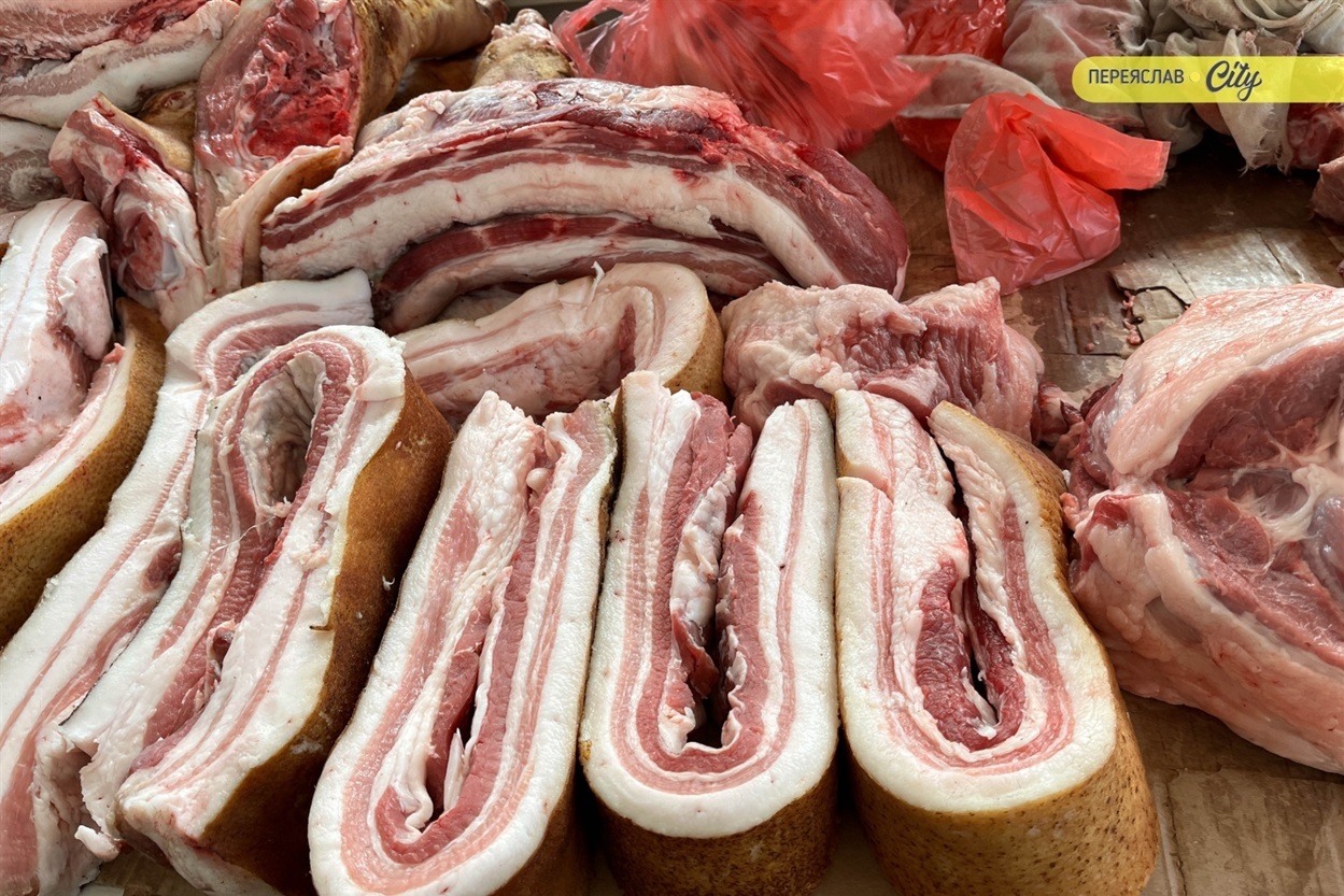 На базарі у Переяславі подорожчала курятина на 20 гривень, а свинячу підчеревину продавали по 380