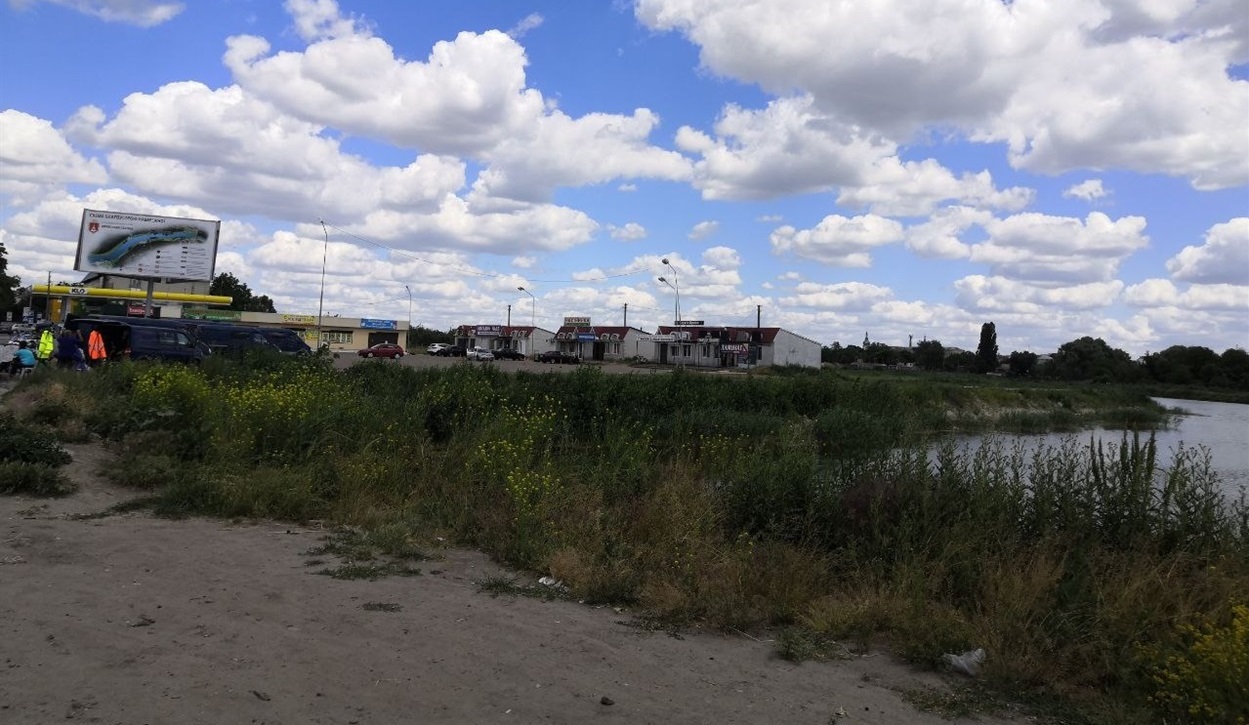 Берег річки Альта з боку мосту по Шкільній поки що у бур’янах