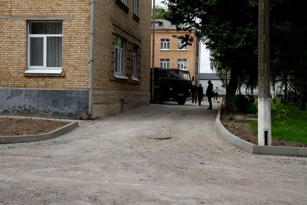 На території Переяславської лікарні почали укладати асфальтне покриття