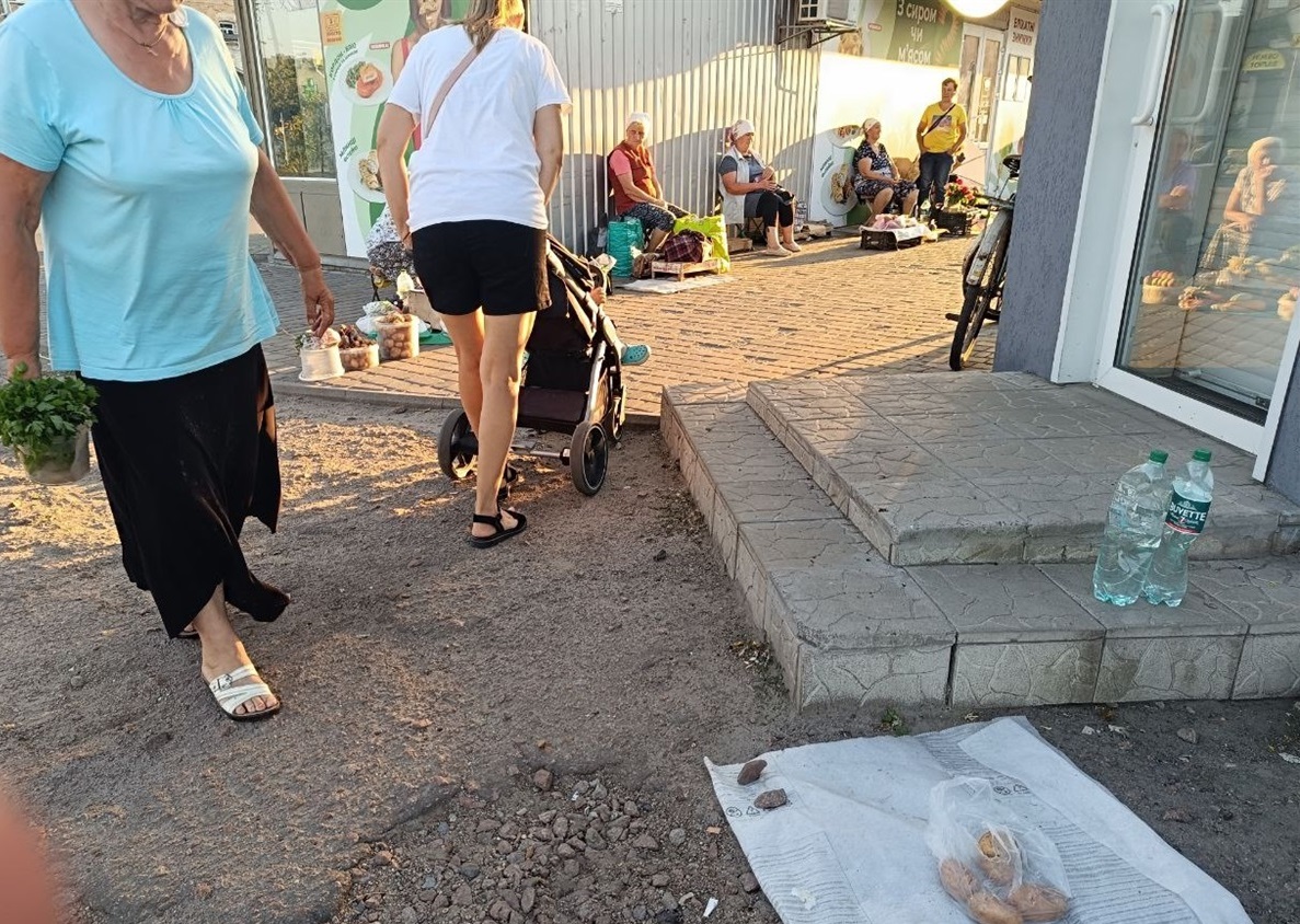 У цьому жвавому місці досі було ні пройти, ні проїхати з візочком 