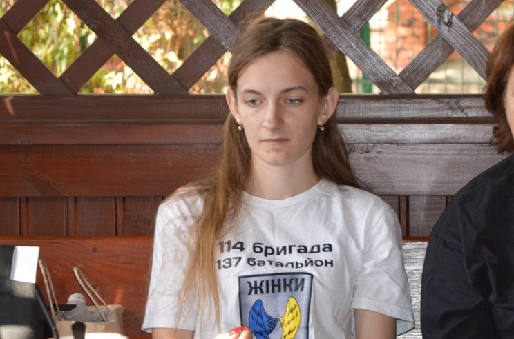 Діана чекає на повернення з війни нареченого Романа 