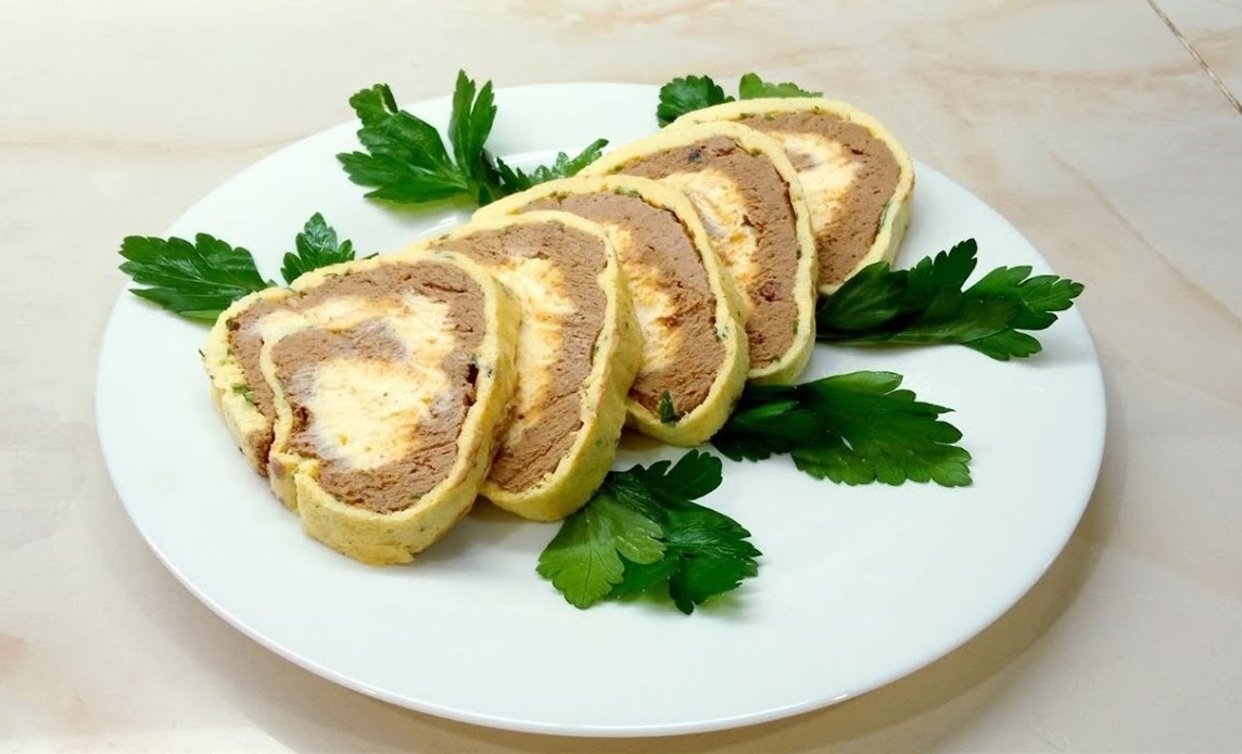 Яєчний рулет з печінкою