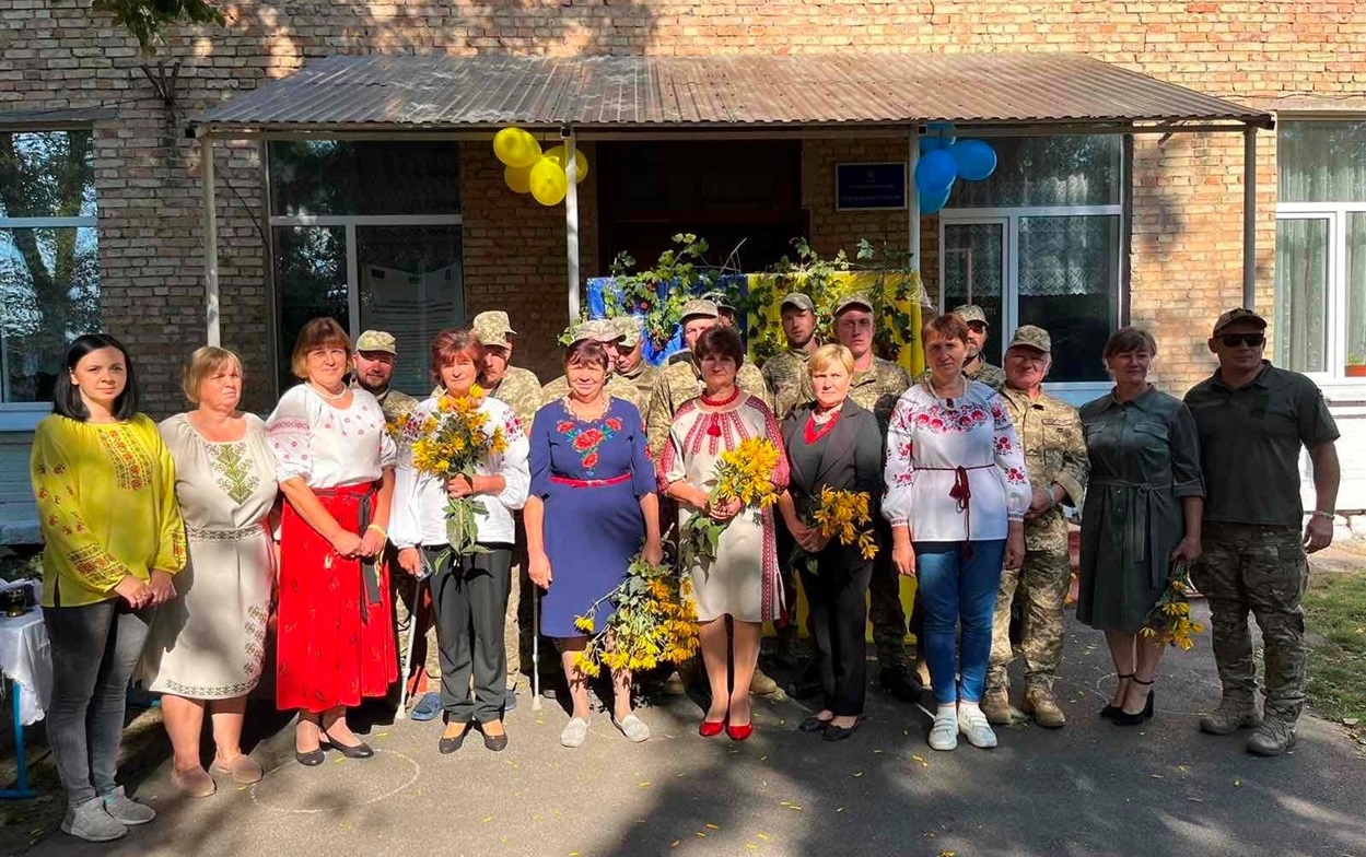Колектив Вовчківської гімназії з захисниками на святковій зустрічі. 29 вересня, 2023 р.