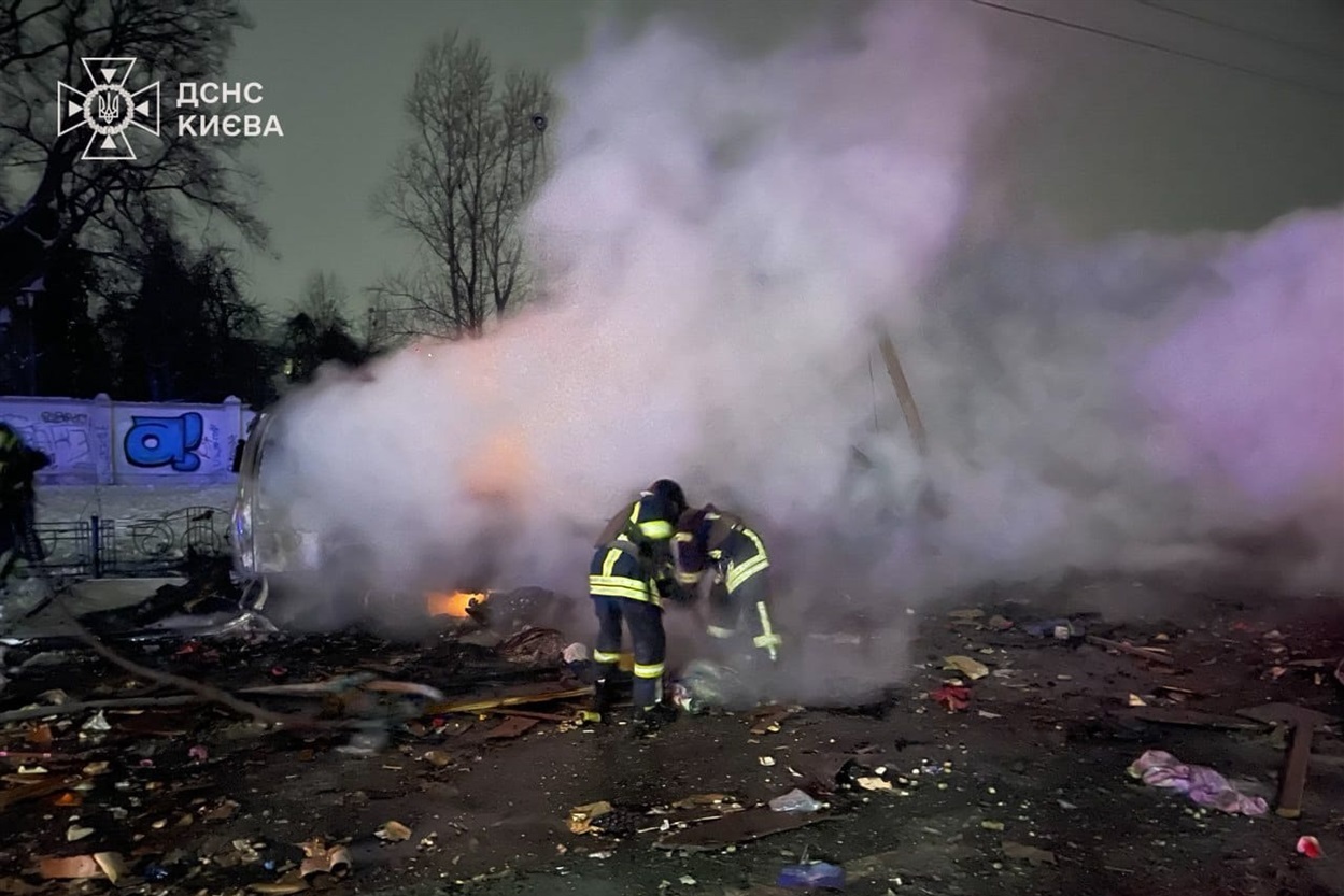 У Києві та області внаслідок нічної атаки постраждали люди, пошкоджені будинки й авто