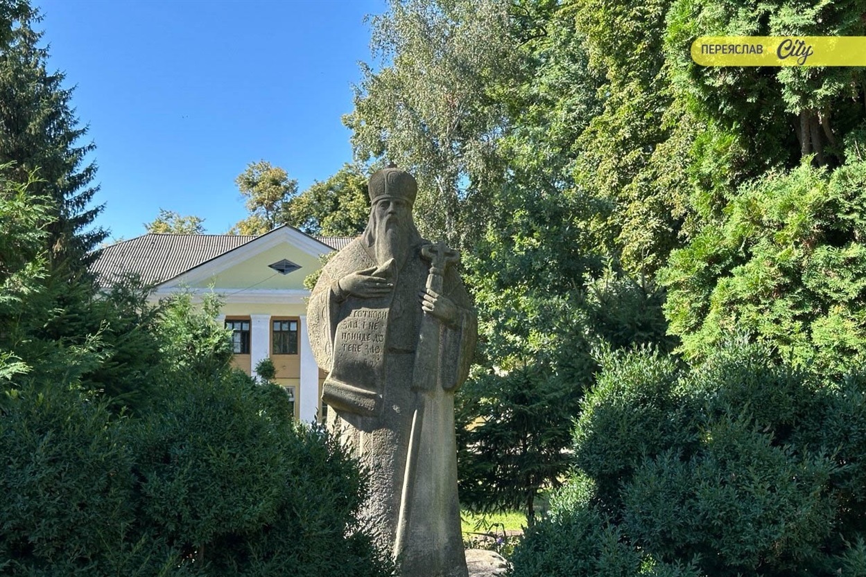 Пам'ятник Святому Єфрему на території Переяславської лікарні 