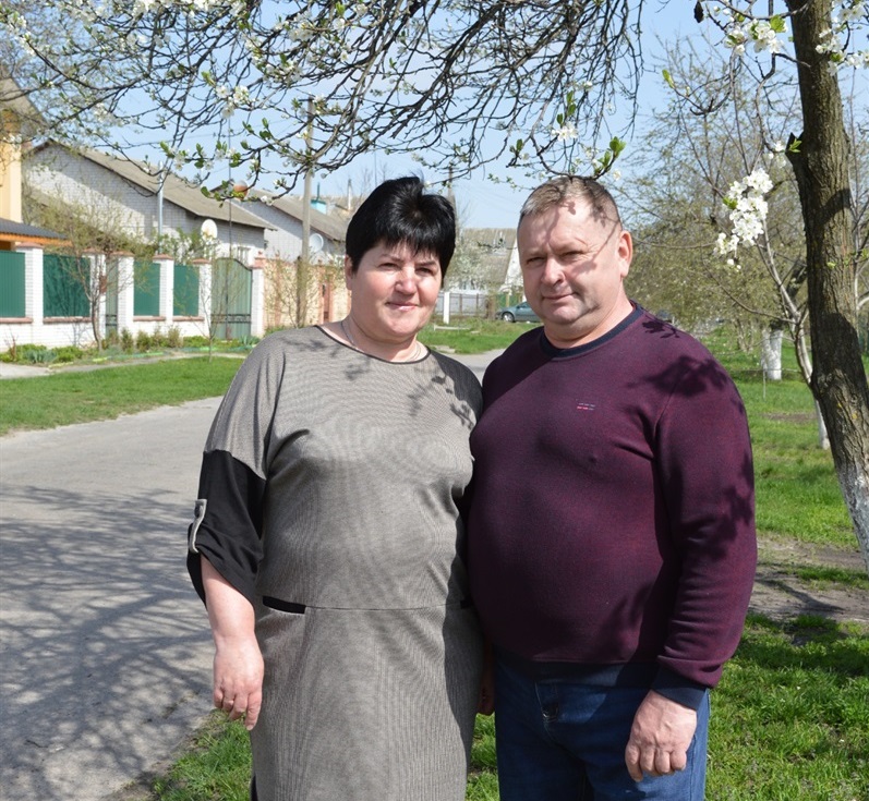 Анатолій та Наталія Адаменки біля свого будинку в Борисівці, де квітує їхній сад 