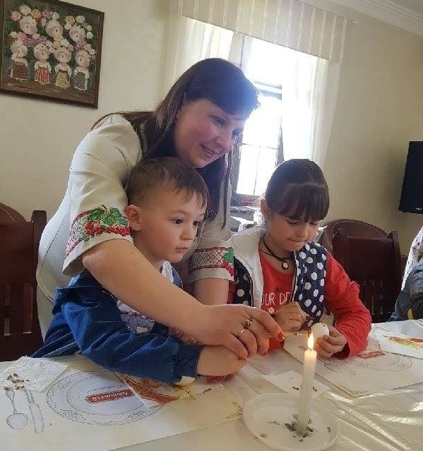 Діти вчаться розписувати писанки