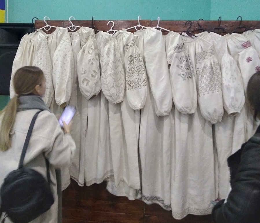 Сорочки. Переяславщина, кін. ХІХ – поч. ХХ ст. Фрагмент виставки 
