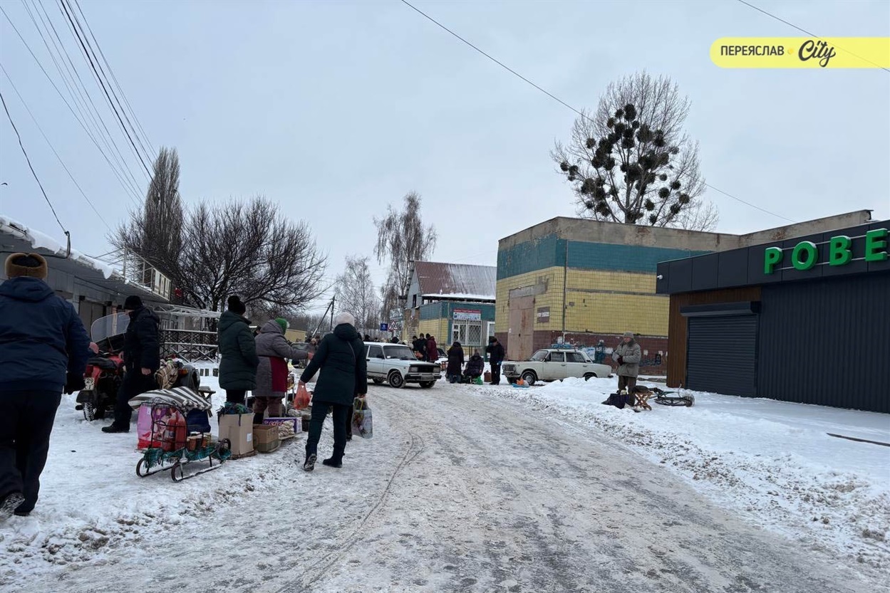 На базарі в Переяславі брали соняшникове насіння для синичок по 200 грн, значно здорожчало молозиво
