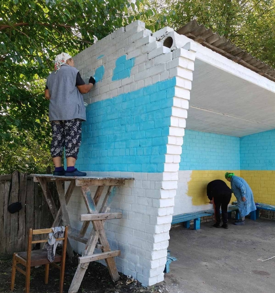 У Строкові місцеві жителі перетворили стару автобусну зупинку на яскравий артоб’єкт