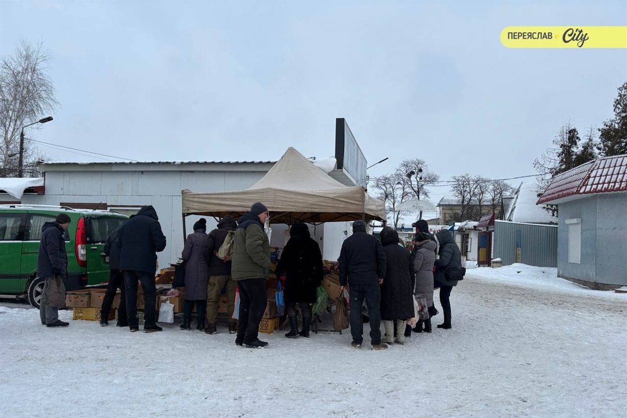 На базарі в Переяславі брали соняшникове насіння для синичок по 200 грн, значно здорожчало молозиво