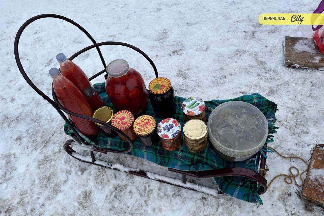 На базарі в Переяславі брали соняшникове насіння для синичок по 200 грн, значно здорожчало молозиво