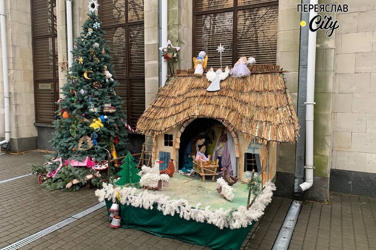 2024-2025 рік. Різдвяно-новорічну інсталяцію (ялинку та вертеп) встановили біля корпусу №1 Центру культури і мистецтв.